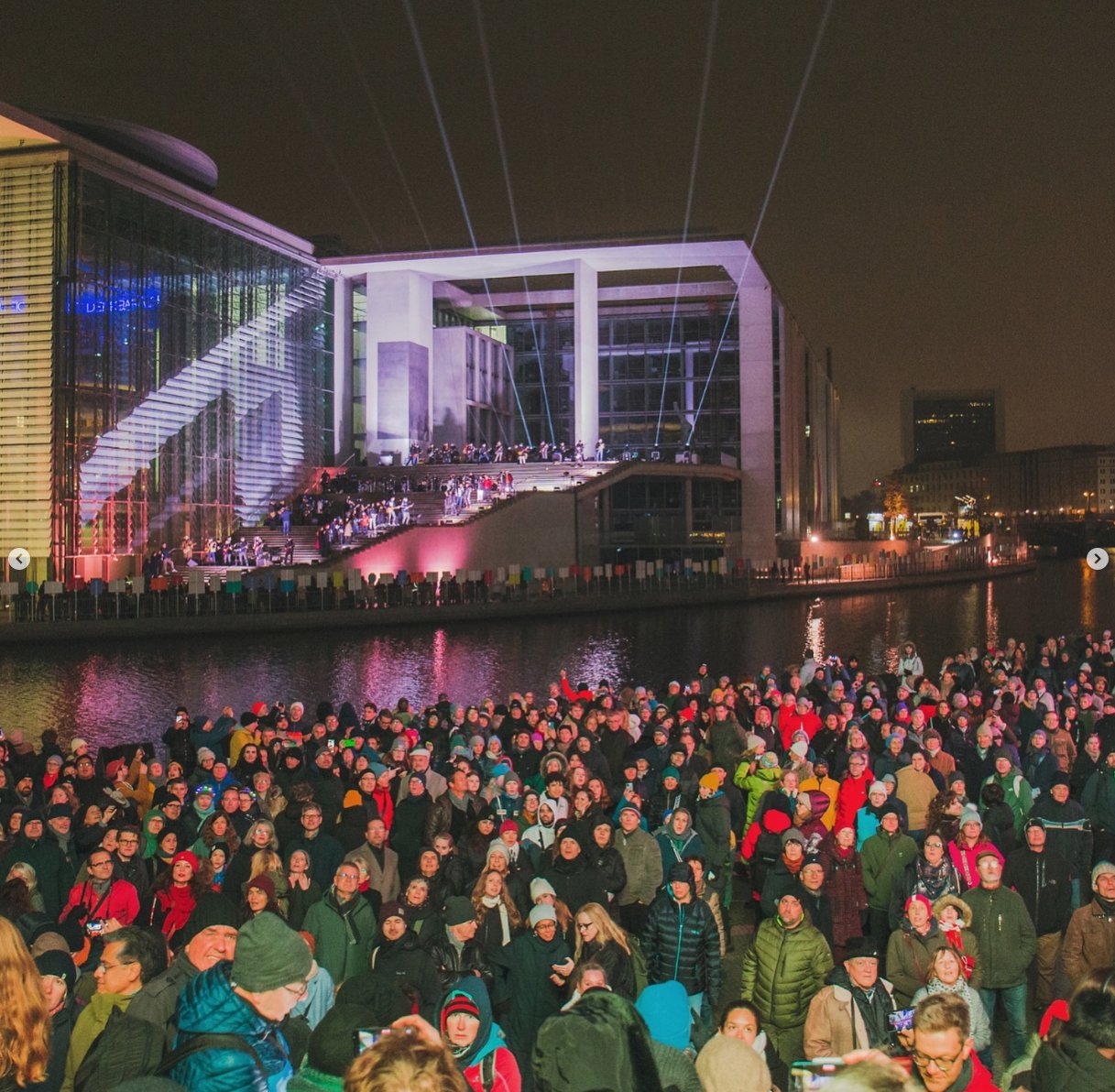 35 Jahre Mauerfall — Brandenburger Tor weiße Strahlen