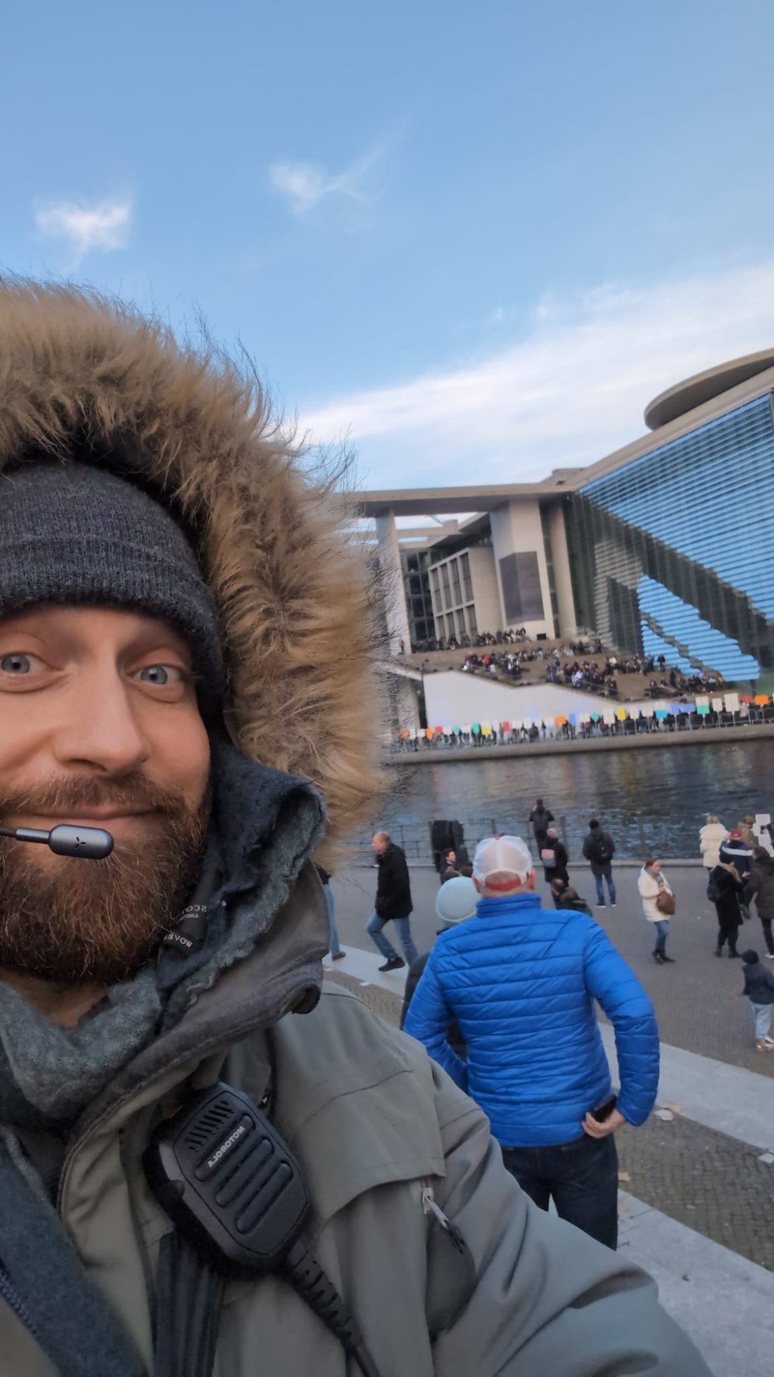 Ablaufregisseur Timo Brockmann am Set — 35 Jahre Mauerfall